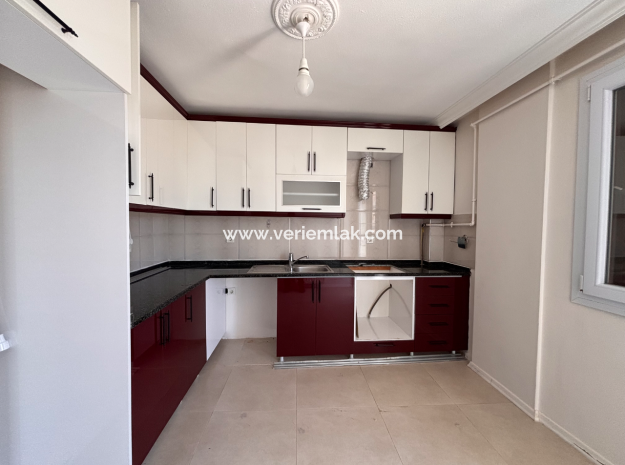 Seferihisar Mektep Caddesinde Doğalgazlı Kiralık 2+1 Daire