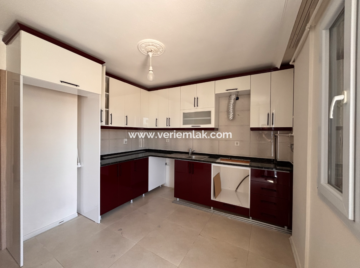 Seferihisar Mektep Caddesinde Doğalgazlı Kiralık 2+1 Daire