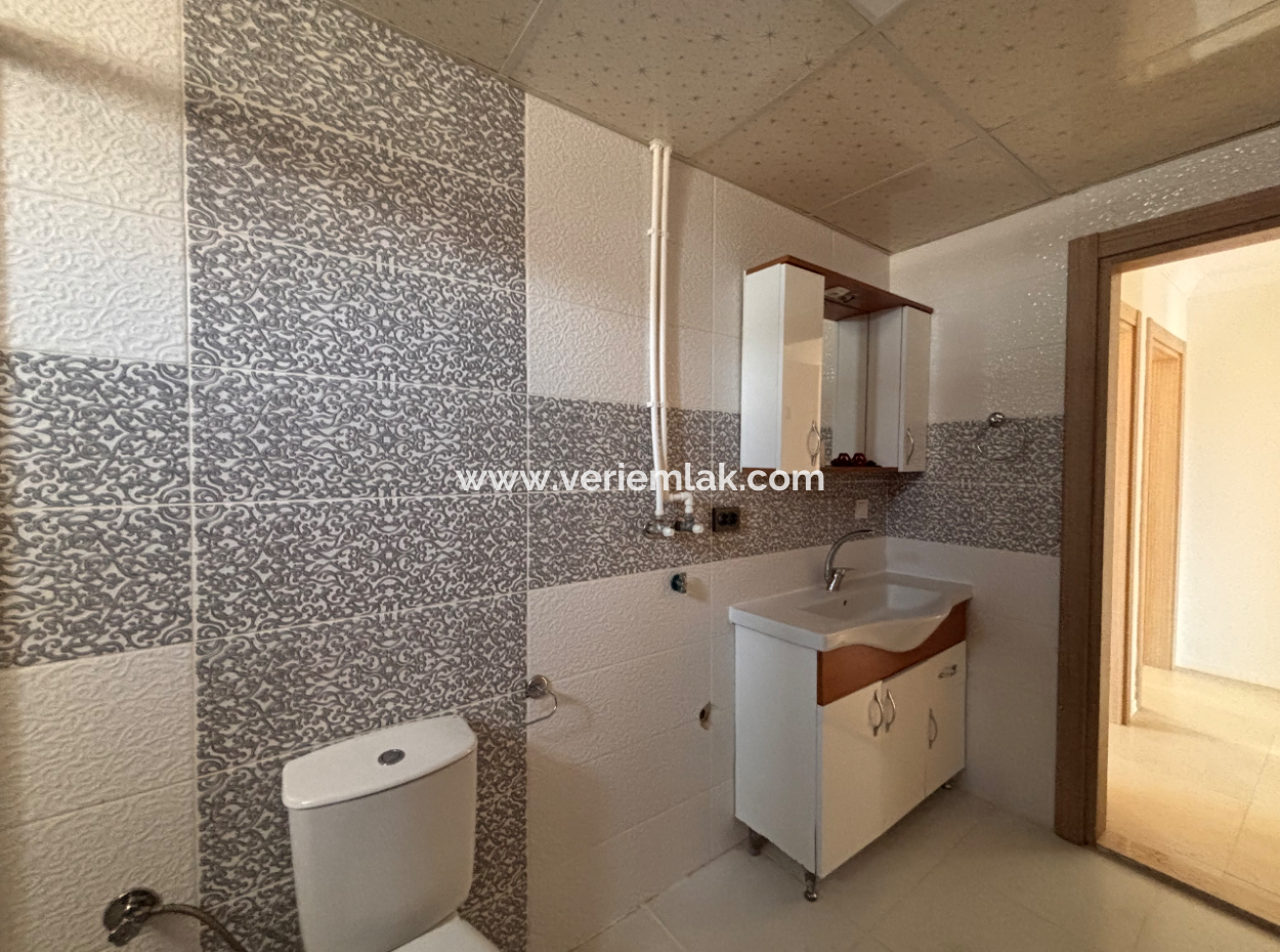 Seferihisar Mektep Caddesinde Doğalgazlı Kiralık 2+1 Daire