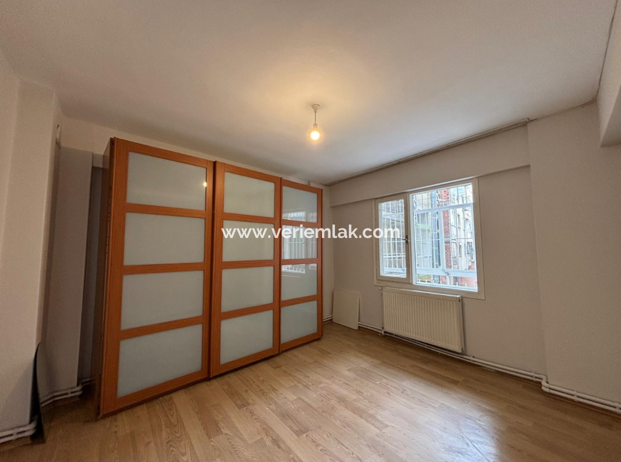 Alsancak  Kahramanlar  Akıncılar Caddesi Üzerinde 1.Kat Kombili Kiralık Daire!
