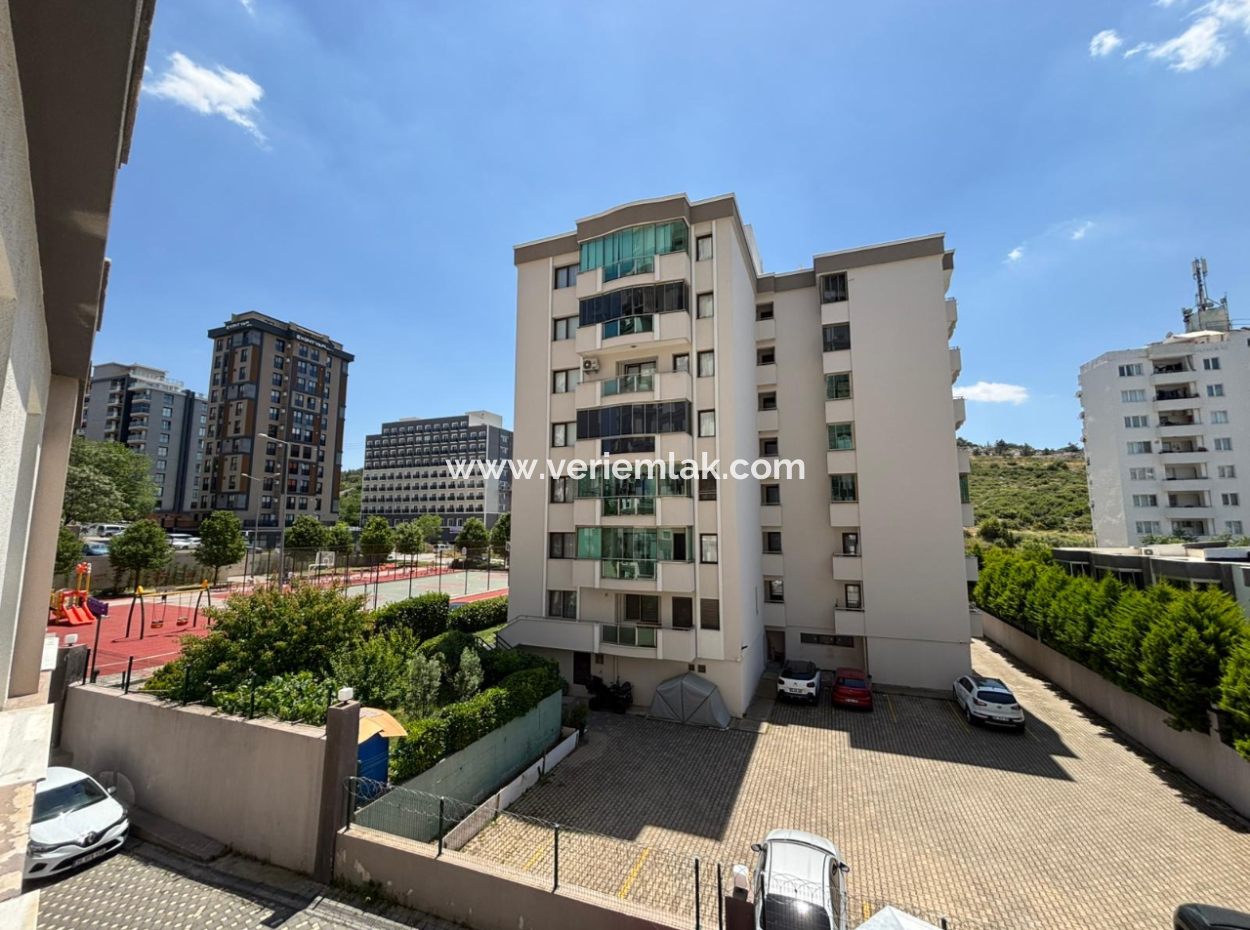 Buca Vita Loft’ta Havuz Manzaralı 2+1 2.Kat Eşyalı Kiralık Daire!
