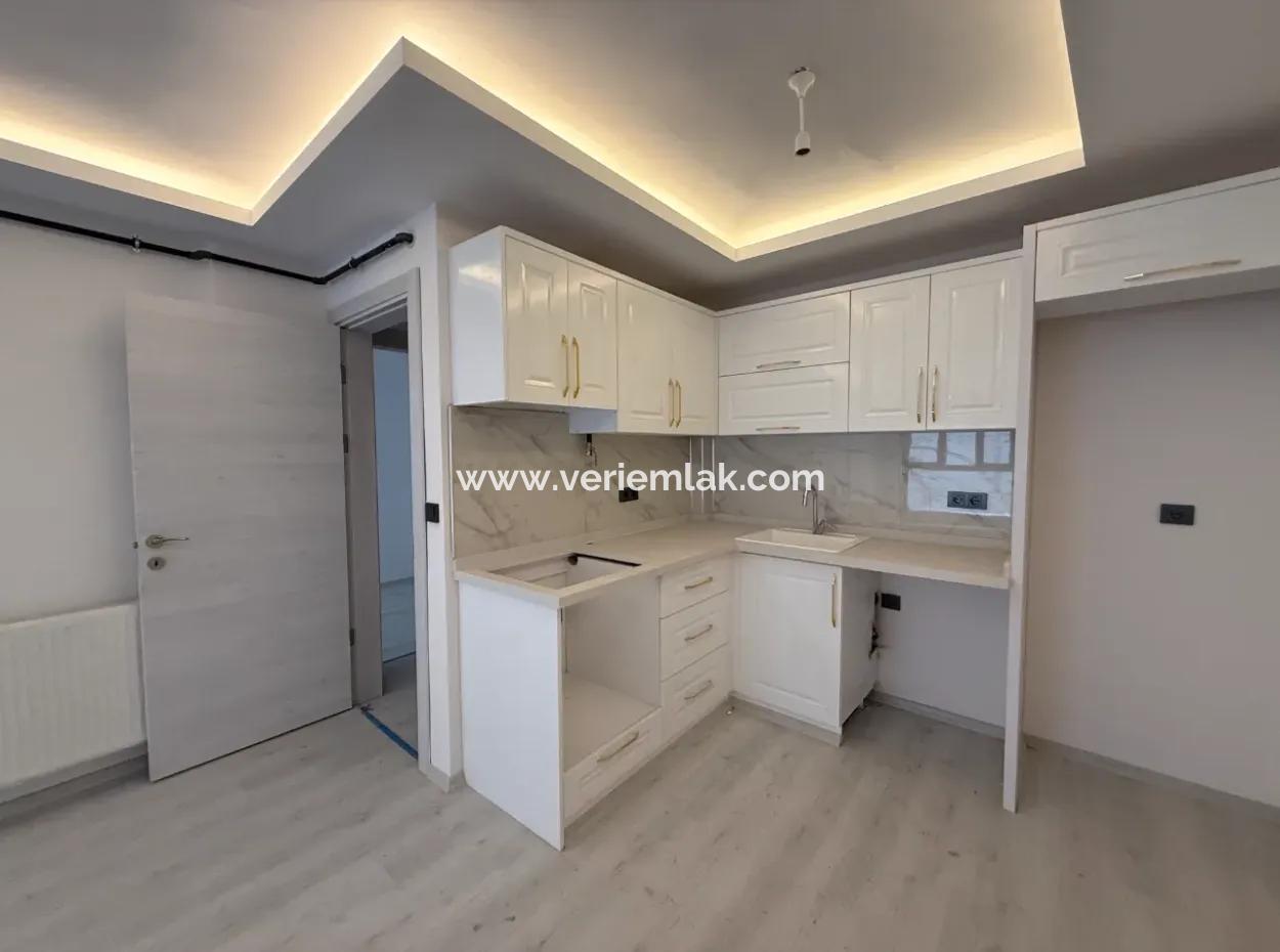 Seferihisar Şehir Merkezinde 90 M² Geniş Kullanımlı Sıfır 2+1 Ara Kat Daire