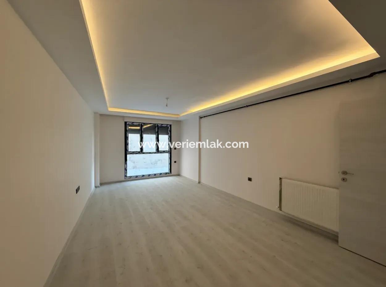 Seferihisar Şehir Merkezinde 90 M² Geniş Kullanımlı Sıfır 2+1 Ara Kat Daire
