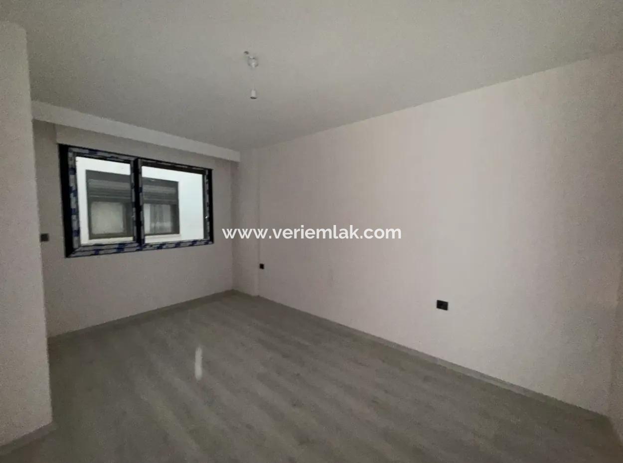 Seferihisar Şehir Merkezinde 90 M² Geniş Kullanımlı Sıfır 2+1 Ara Kat Daire