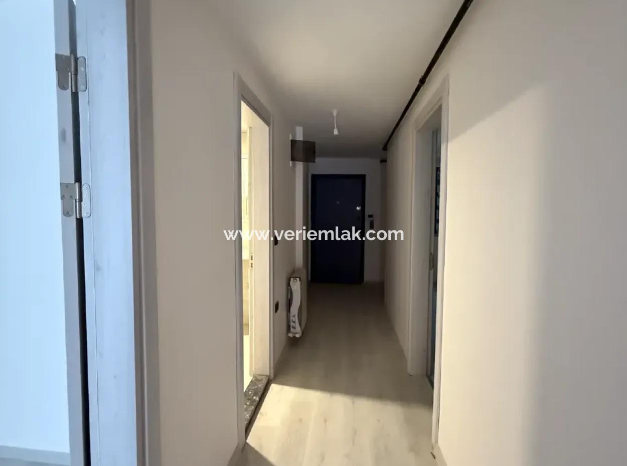 Seferihisar Şehir Merkezinde 90 M² Geniş Kullanımlı Sıfır 2+1 Ara Kat Daire
