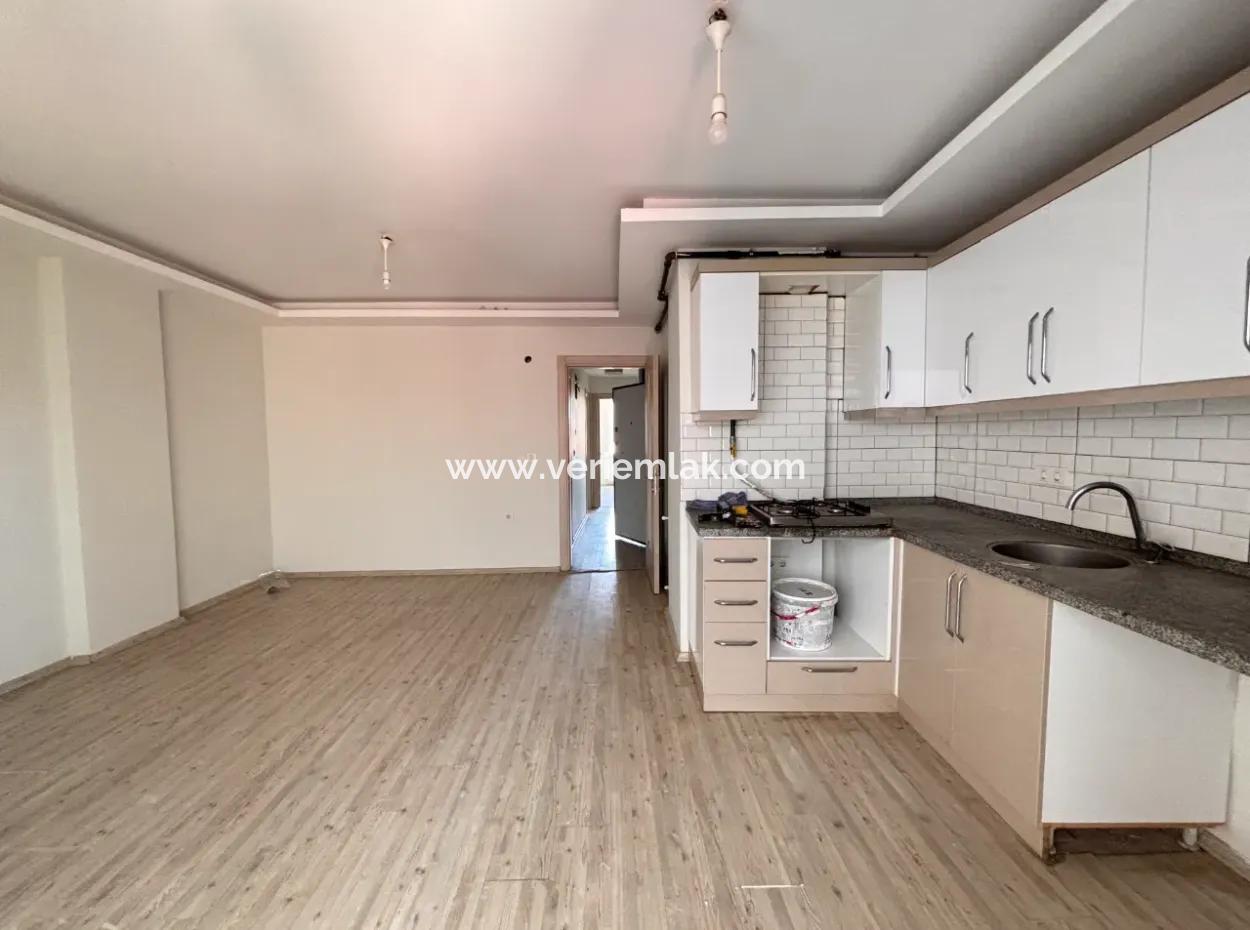Çolakibrahimbey Mahallesi'nde Ebeveyn Banyolu, Balkonlu Ara Kat 2+1 Daire