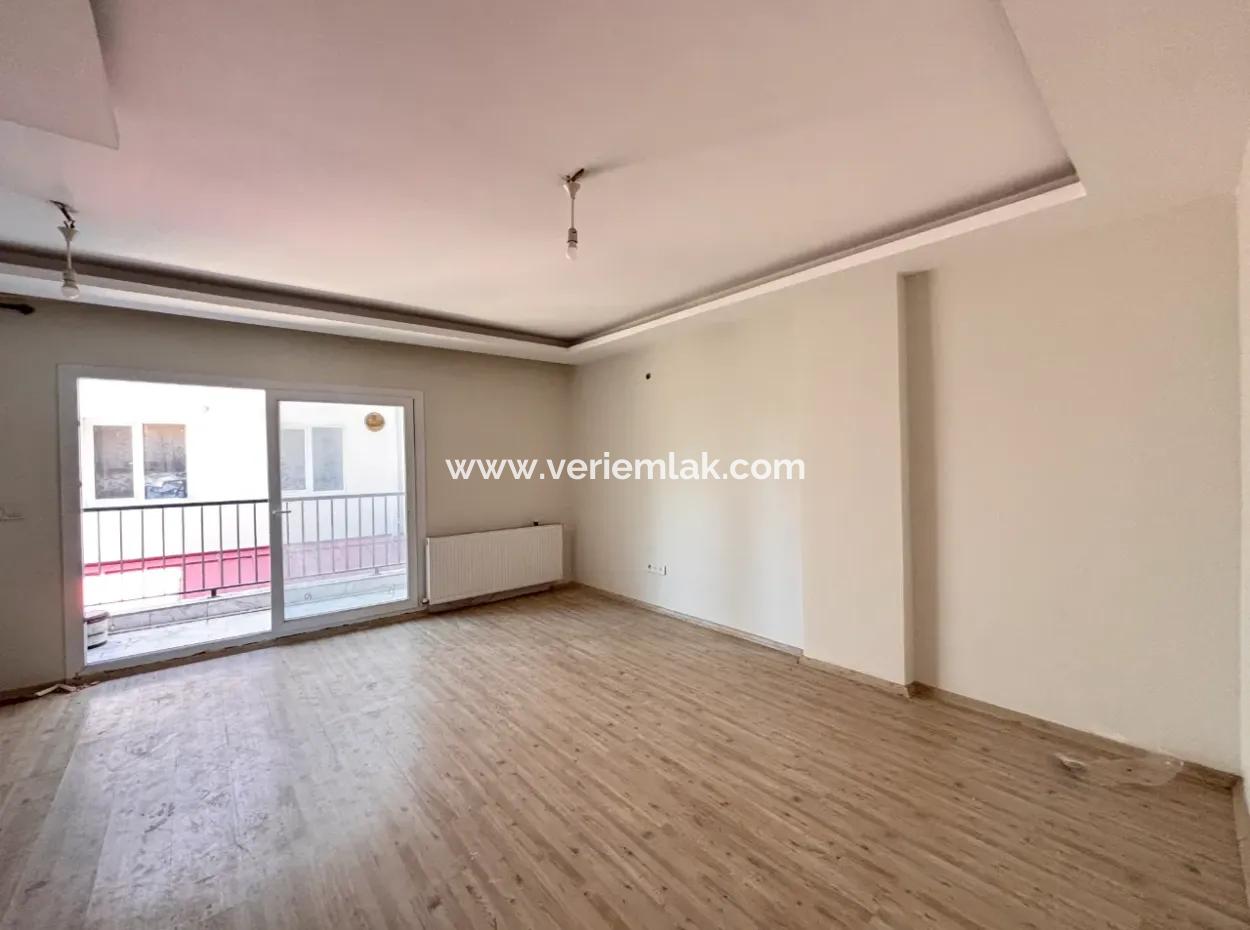 Çolakibrahimbey Mahallesi'nde Ebeveyn Banyolu, Balkonlu Ara Kat 2+1 Daire