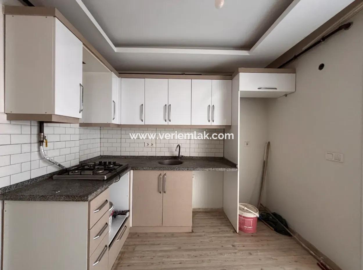Çolakibrahimbey Mahallesi'nde Ebeveyn Banyolu, Balkonlu Ara Kat 2+1 Daire