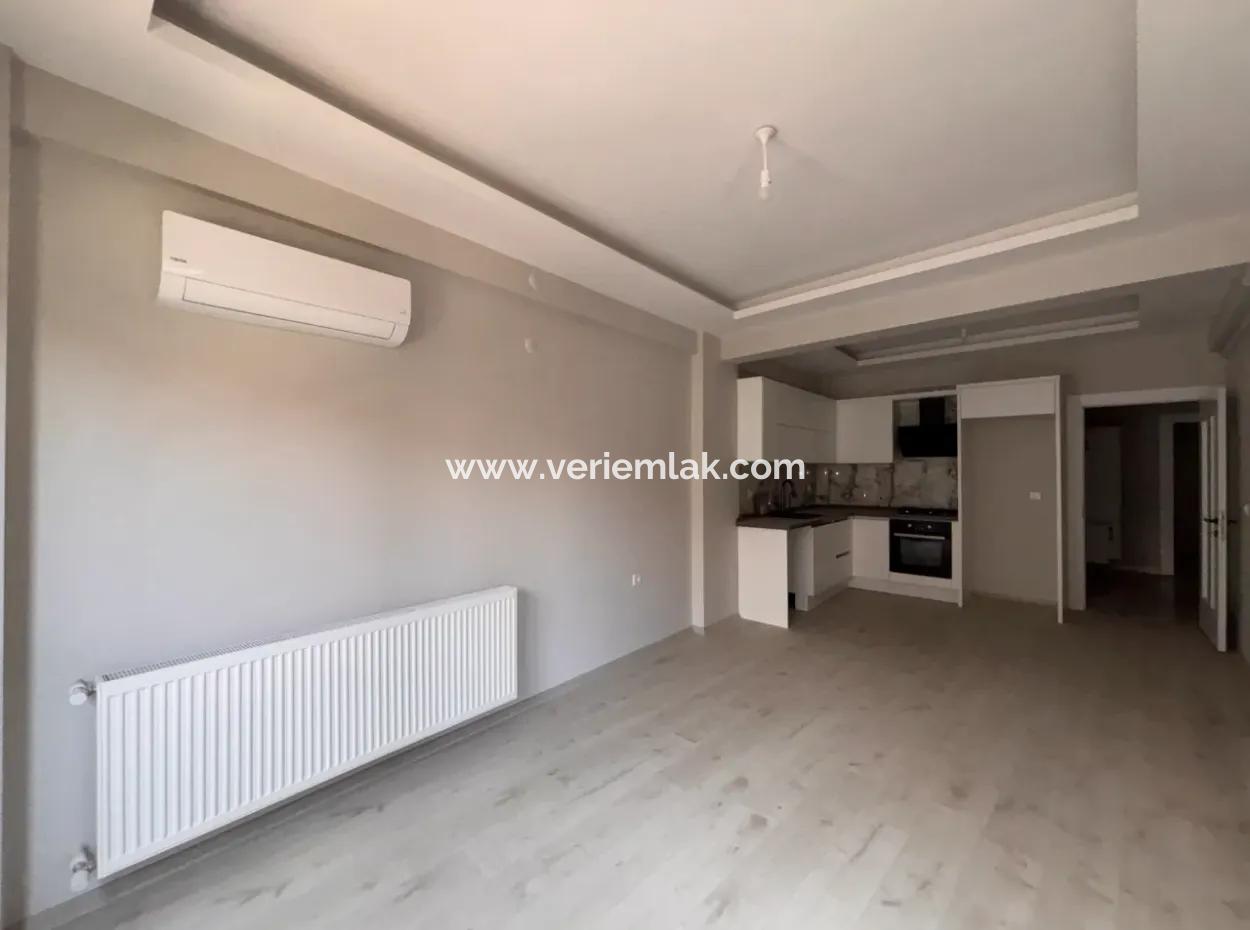 Şehir Merkezinde Kapalı Otoparklı, Asansörlü Ve Balkonlu Satılık 2+1 Daire