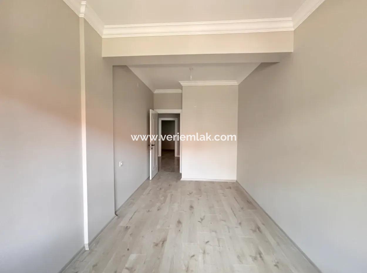 Şehir Merkezinde Kapalı Otoparklı, Asansörlü Ve Balkonlu Satılık 2+1 Daire