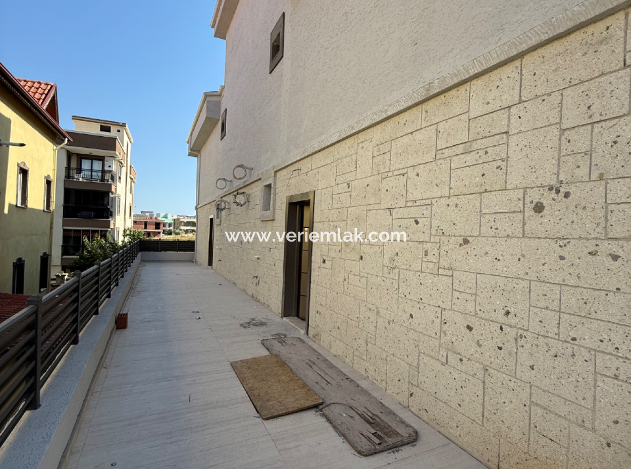 Seferihisar Camikebir Mahallesi'nde 4+1 Triplex Villa