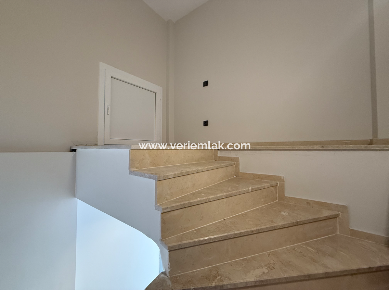 Seferihisar Camikebir Mahallesi'nde 4+1 Triplex Villa