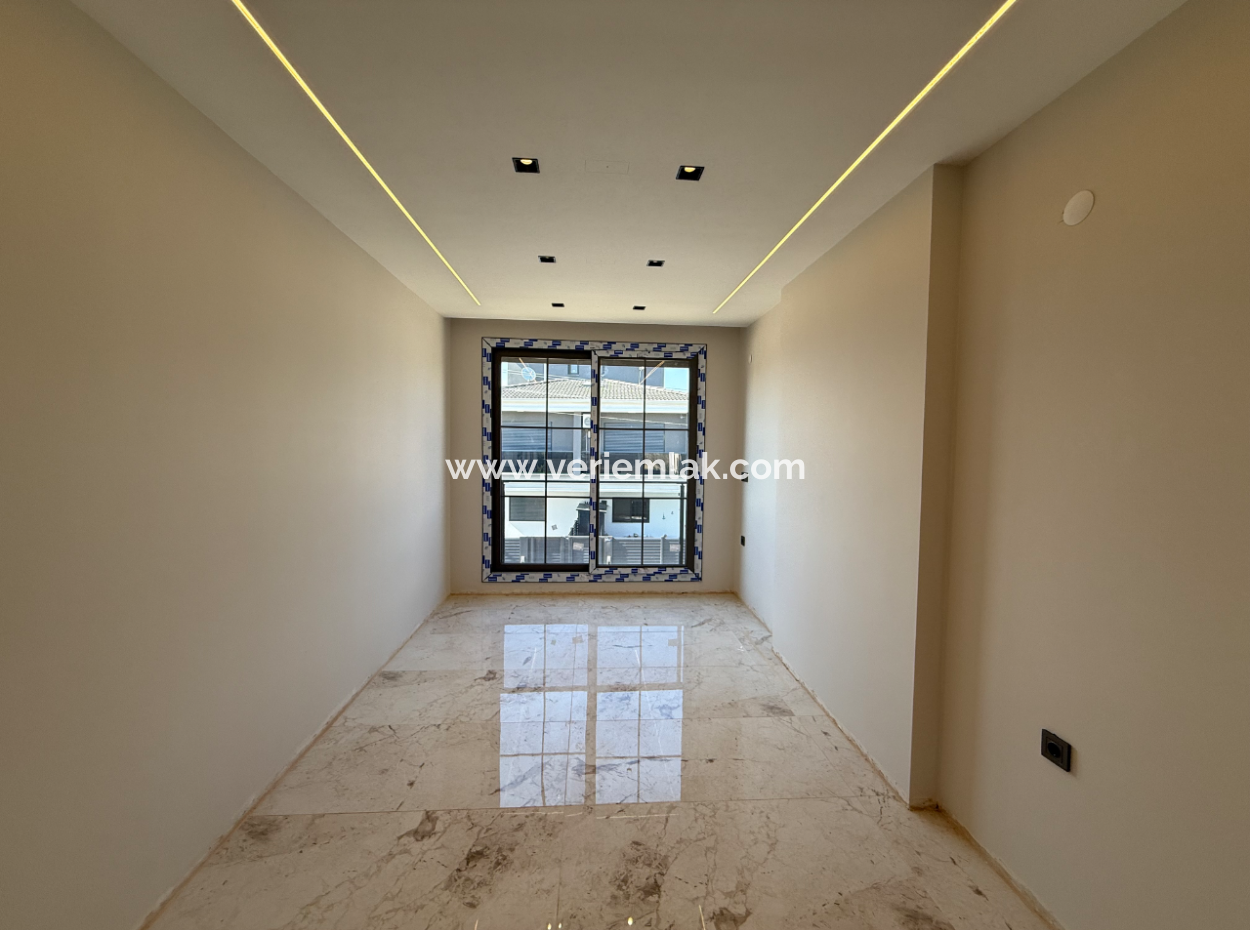 Seferihisar Camikebir Mahallesi'nde 4+1 Triplex Villa