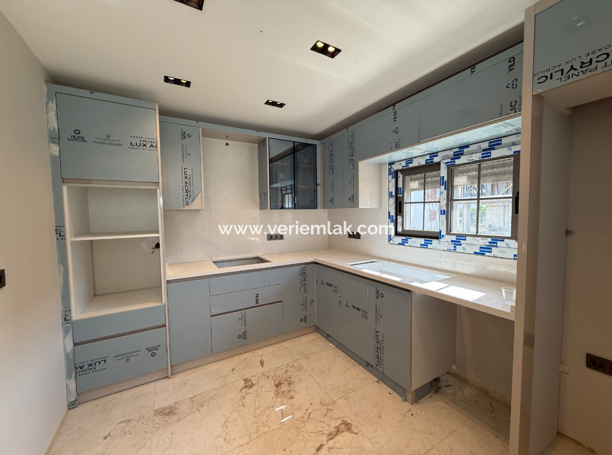 Seferihisar Camikebir Mahallesi'nde 4+1 Triplex Villa