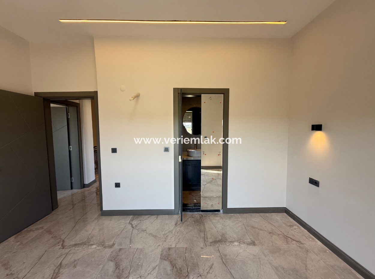 Seferihisar Akarca Bora Bora Evleri Yakınında Satılık Havuzlu Modern Villa