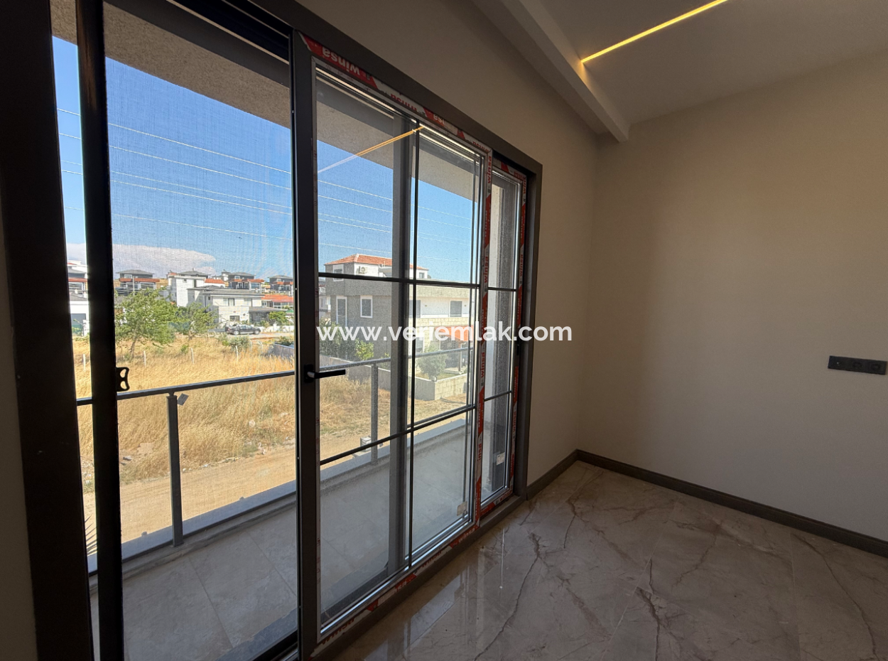 Seferihisar Akarca Bora Bora Evleri Yakınında Satılık Havuzlu Modern Villa