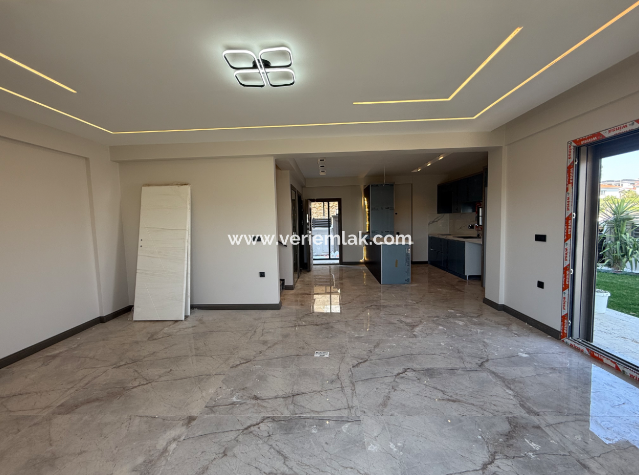 Seferihisar Akarca Bora Bora Evleri Yakınında Satılık Havuzlu Modern Villa