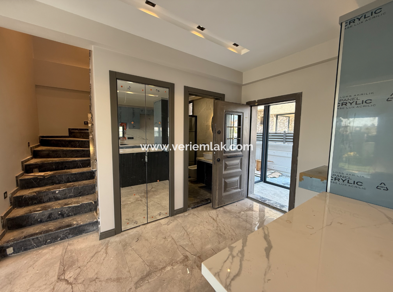 Seferihisar Akarca Bora Bora Evleri Yakınında Satılık Havuzlu Modern Villa