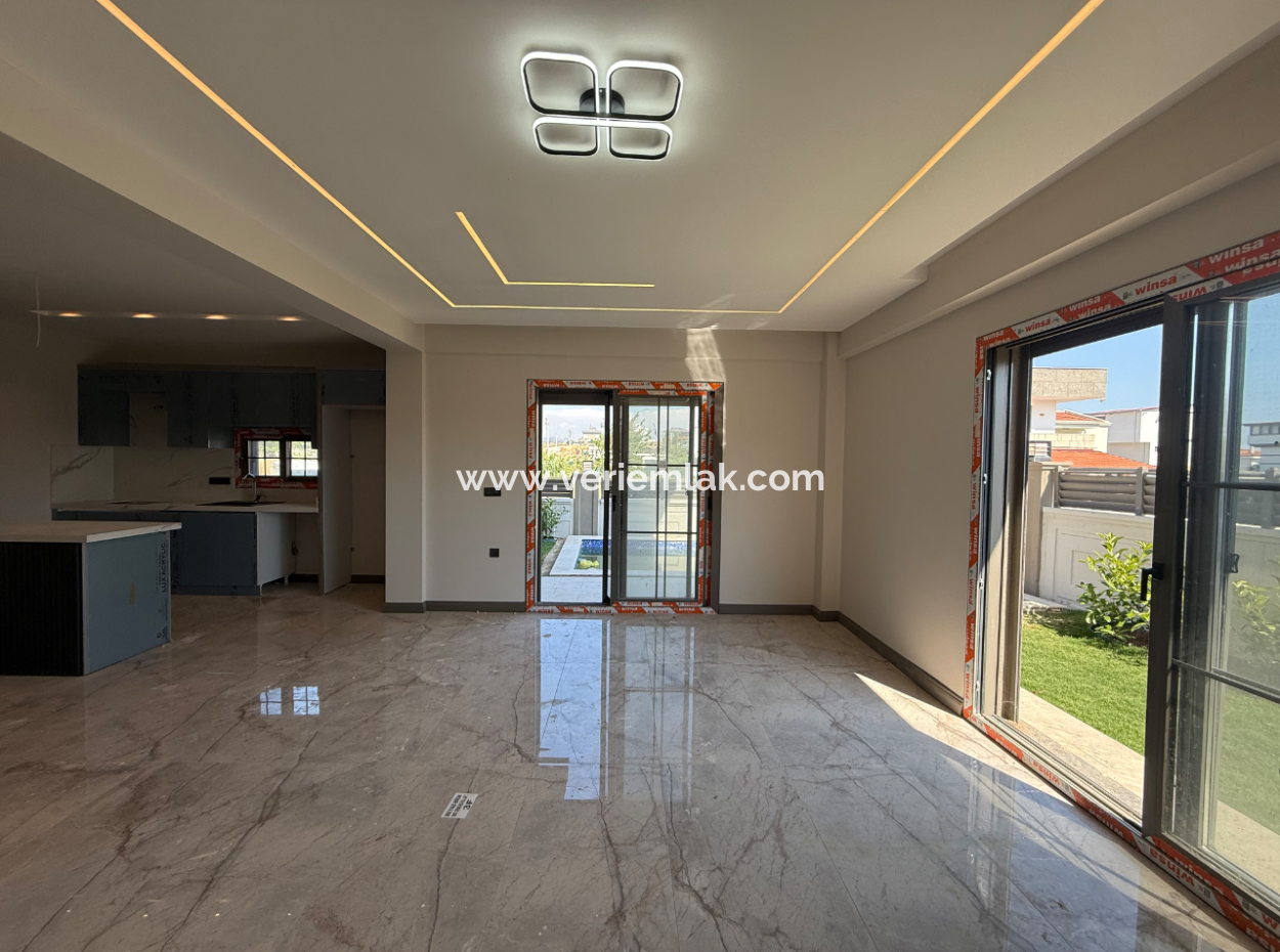 Seferihisar Akarca Bora Bora Evleri Yakınında Satılık Havuzlu Modern Villa