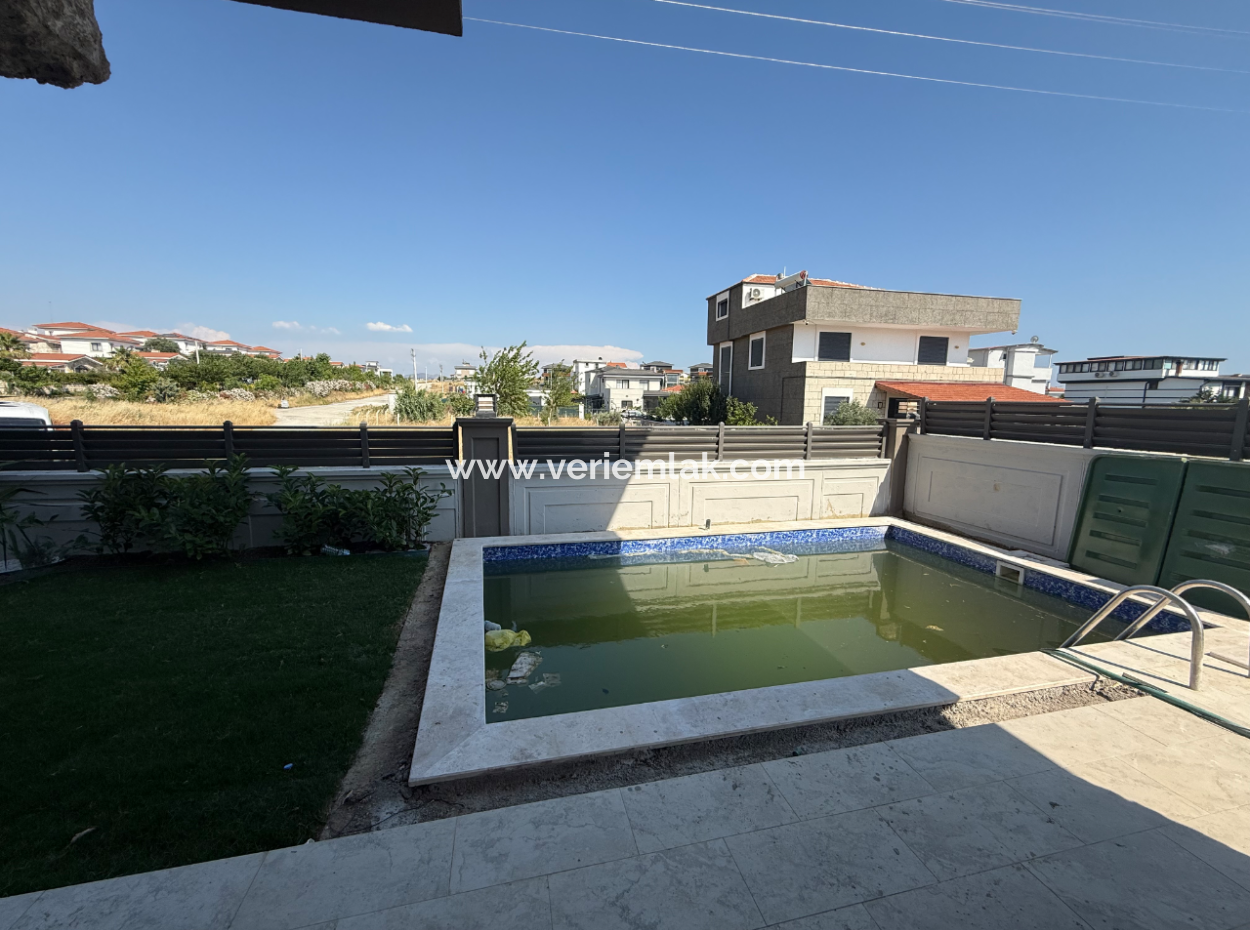 Seferihisar Akarca Bora Bora Evleri Yakınında Satılık Havuzlu Modern Villa