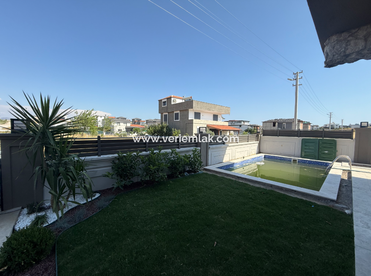 Seferihisar Akarca Bora Bora Evleri Yakınında Satılık Havuzlu Modern Villa