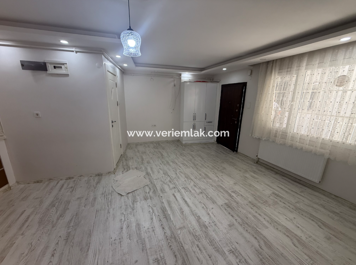 Göztepe’de Caddeye Yakın Müstakil Girişli Tadilatlı Daire