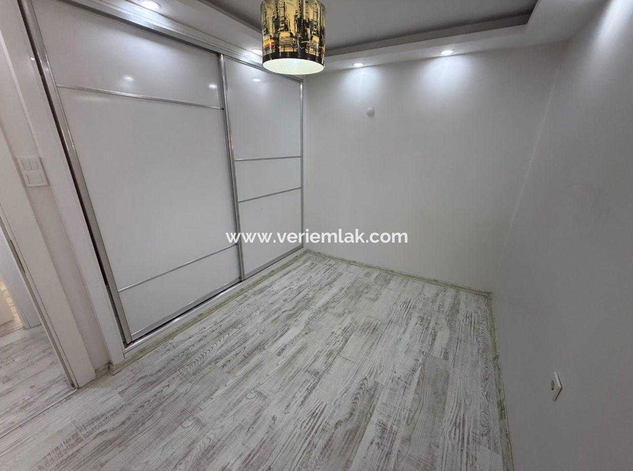 Göztepe’de Caddeye Yakın Müstakil Girişli Tadilatlı Daire