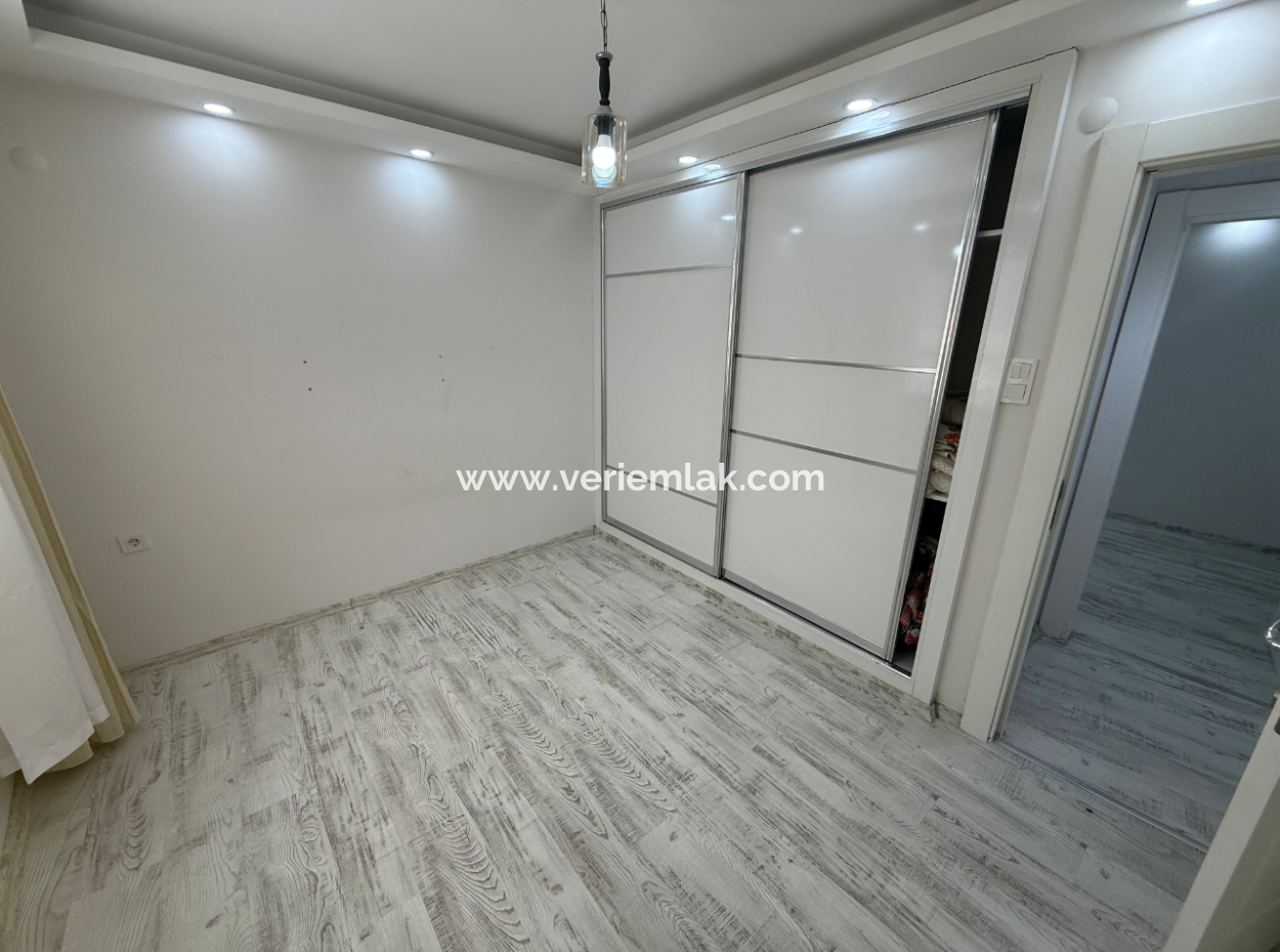 Göztepe’de Caddeye Yakın Müstakil Girişli Tadilatlı Daire