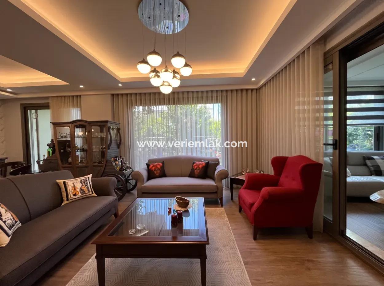 Saygın Stil Yalı'da Köşe Konumlu, Teraslı Ve Kış Bahçeli Özel Villa
