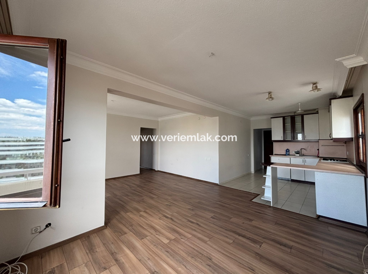 Karşıyaka Mavişehir Albatros’ta 16.Kat Teraslı 1+1 Kiralık Daire