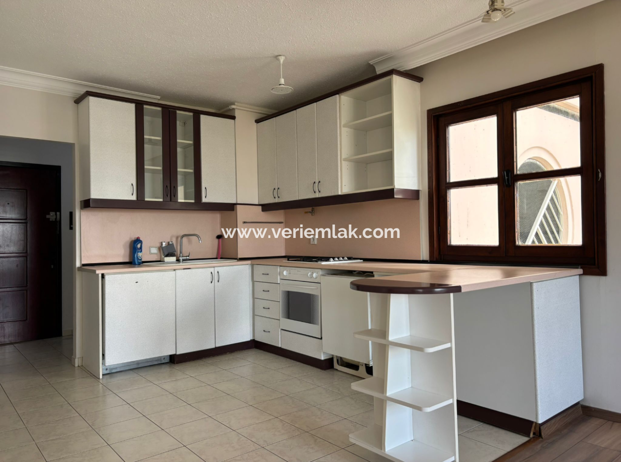 Karşıyaka Mavişehir Albatros’ta 16.Kat Teraslı 1+1 Kiralık Daire