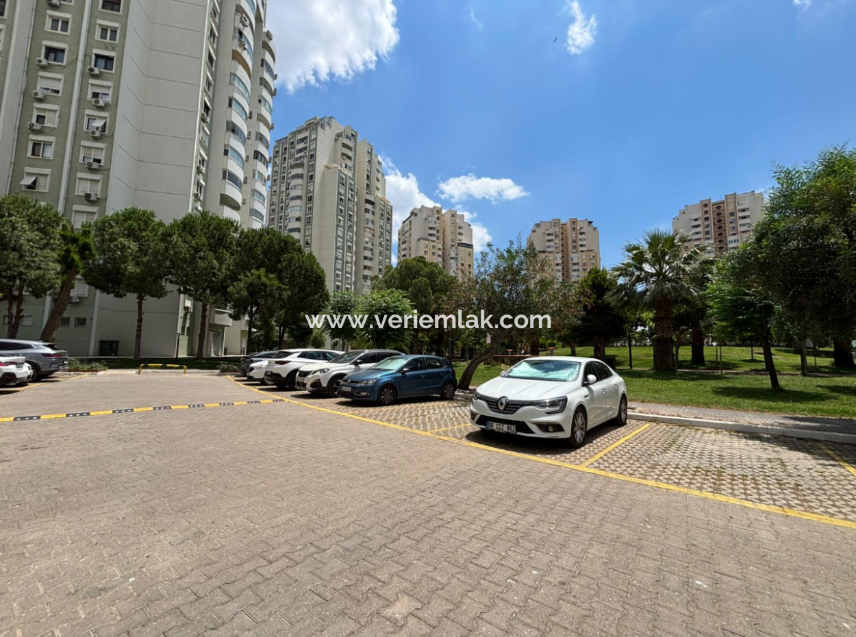Karşıyaka Mavişehir Albatros’ta 16.Kat Teraslı 1+1 Kiralık Daire