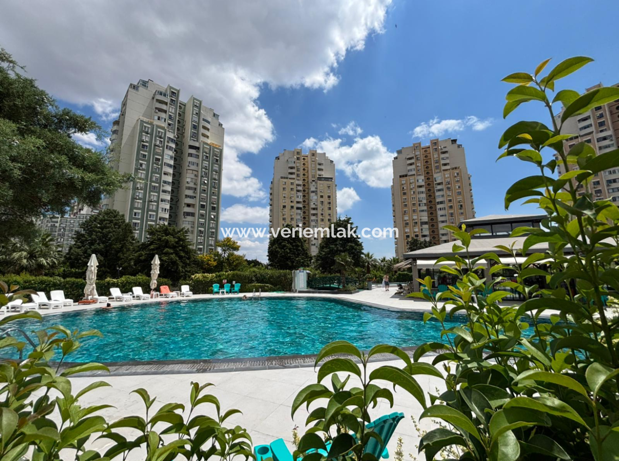 Karşıyaka Mavişehir Albatros’ta 16.Kat Teraslı 1+1 Kiralık Daire