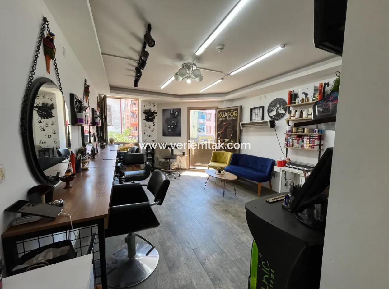 Seferihisar Pazaryeri Girişinde Kiralık Köşe Konumlu Ofis Sekretaryalı, 2 Odalı, Ayrı Mutfaklı Ve Ebeveyn Banyolu!