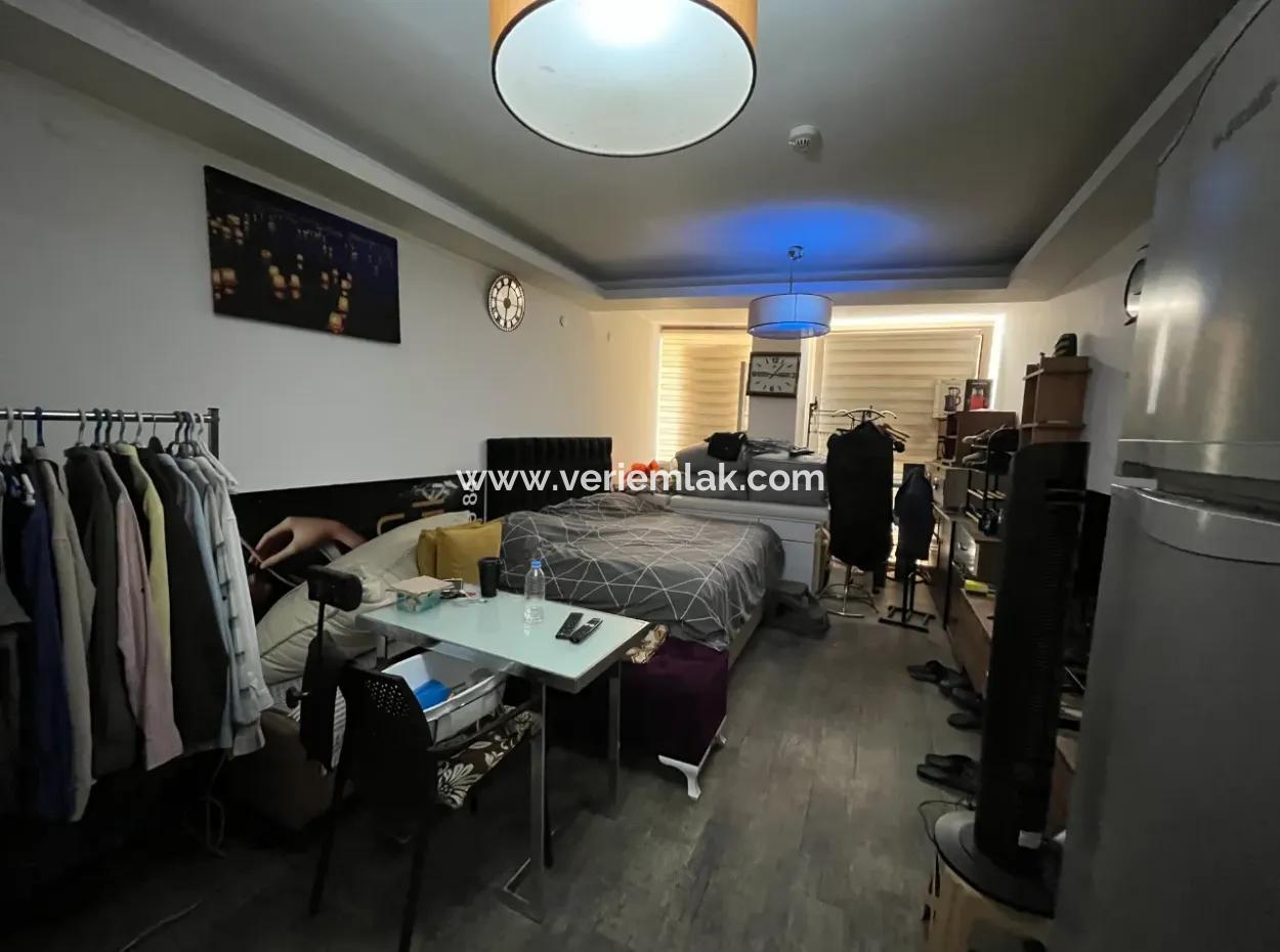 Seferihisar Pazaryeri Girişinde Kiralık Köşe Konumlu Ofis Sekretaryalı, 2 Odalı, Ayrı Mutfaklı Ve Ebeveyn Banyolu!