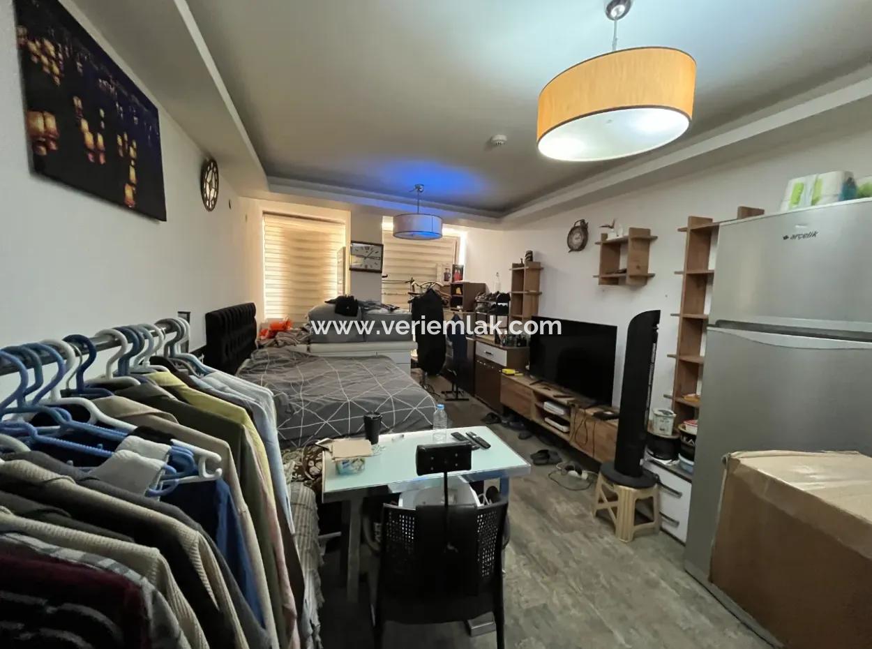 Seferihisar Pazaryeri Girişinde Kiralık Köşe Konumlu Ofis Sekretaryalı, 2 Odalı, Ayrı Mutfaklı Ve Ebeveyn Banyolu!