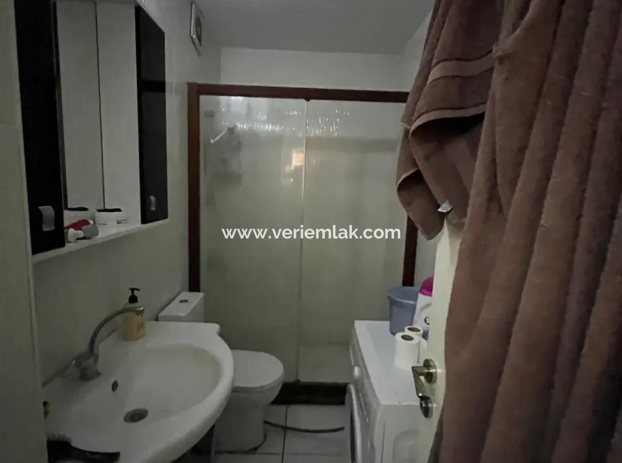 Seferihisar Pazaryeri Girişinde Kiralık Köşe Konumlu Ofis Sekretaryalı, 2 Odalı, Ayrı Mutfaklı Ve Ebeveyn Banyolu!