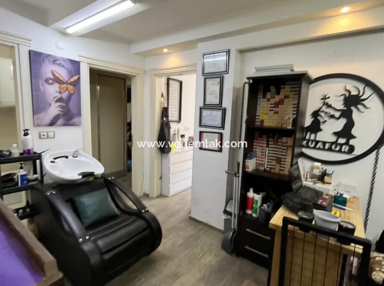 Seferihisar Pazaryeri Girişinde Kiralık Köşe Konumlu Ofis Sekretaryalı, 2 Odalı, Ayrı Mutfaklı Ve Ebeveyn Banyolu!