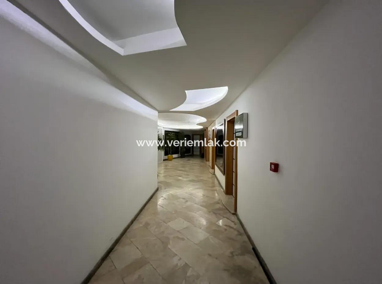 Seferihisar Pazaryeri Girişinde Kiralık Köşe Konumlu Ofis Sekretaryalı, 2 Odalı, Ayrı Mutfaklı Ve Ebeveyn Banyolu!