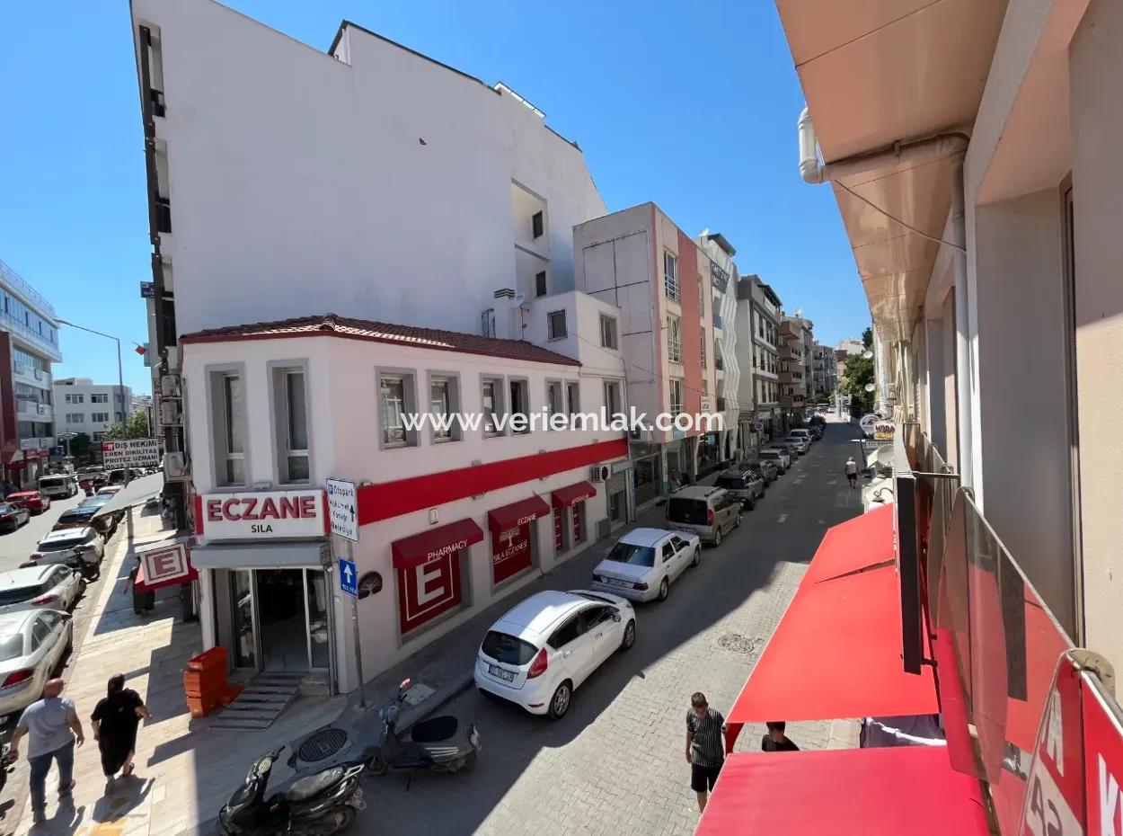 Seferihisar Pazaryeri Girişinde Kiralık Köşe Konumlu Ofis Sekretaryalı, 2 Odalı, Ayrı Mutfaklı Ve Ebeveyn Banyolu!