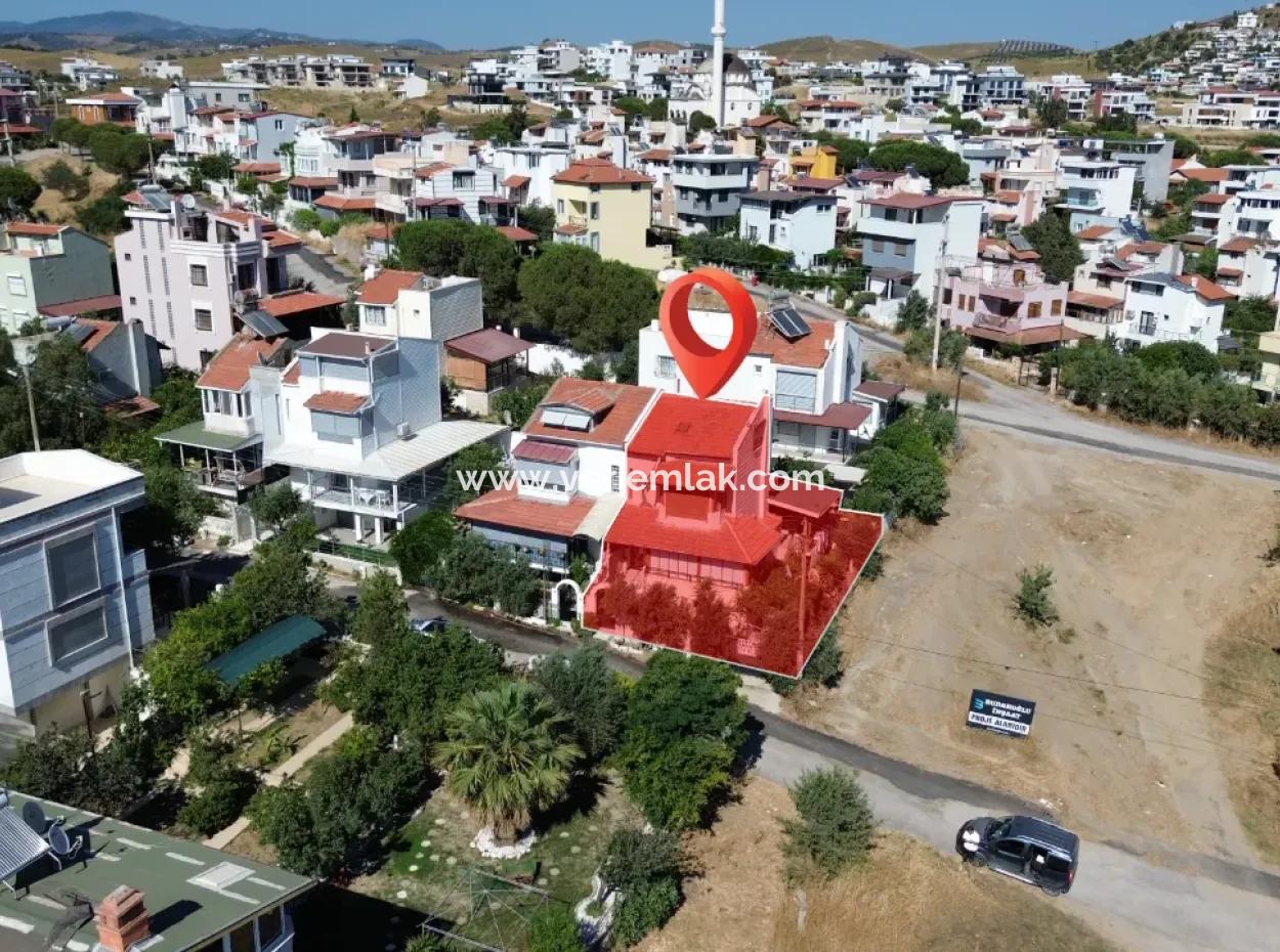 Akarca Plajı'na Yürüme Mesafesinde, 3 Taraflı Bahçeli Satılık Yazlık Villa
