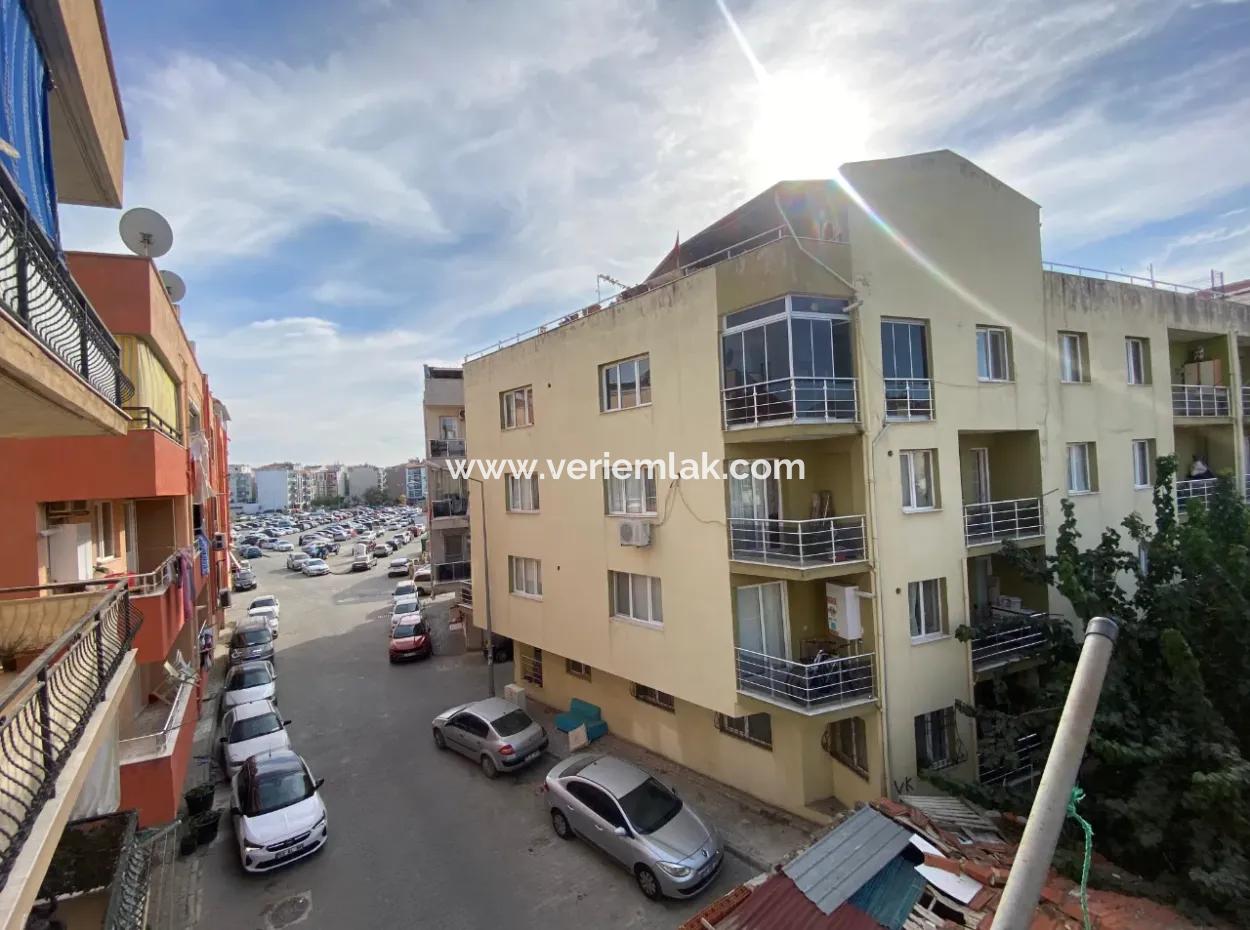 Seferihisar Pazaryeri'nde Merkezi Konumda Kiralık 2+1 Ayrı Mutfak Daire