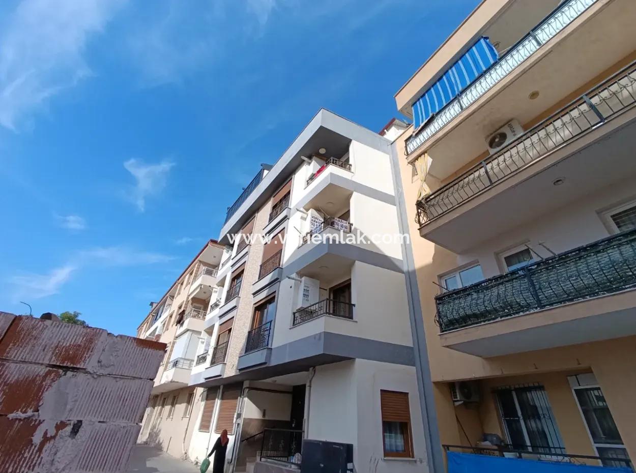 Seferihisar Pazaryeri'nde Merkezi Konumda Kiralık 2+1 Ayrı Mutfak Daire