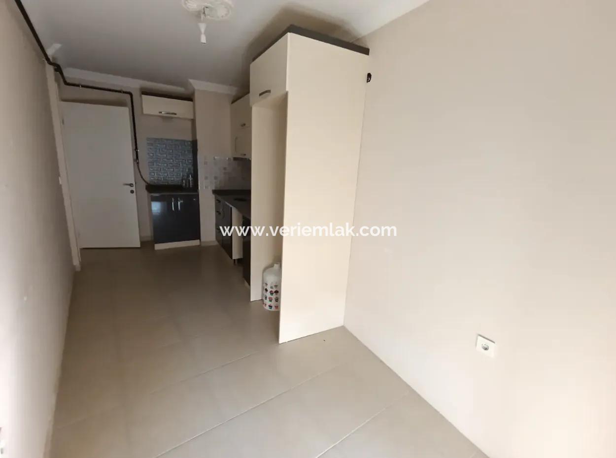 Seferihisar Pazaryeri'nde Merkezi Konumda Kiralık 2+1 Ayrı Mutfak Daire