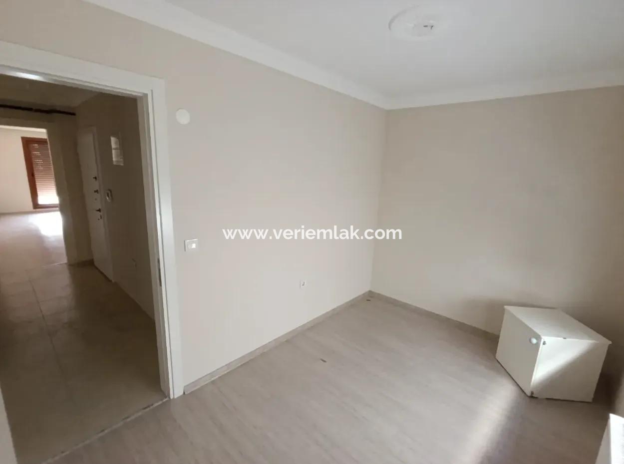 Seferihisar Pazaryeri'nde Merkezi Konumda Kiralık 2+1 Ayrı Mutfak Daire