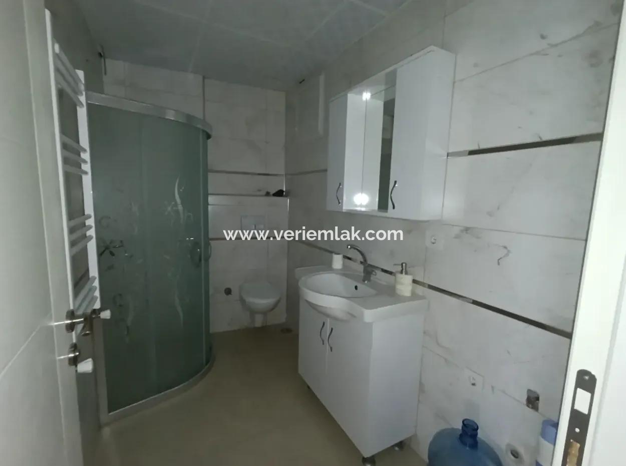 Seferihisar Pazaryeri'nde Merkezi Konumda Kiralık 2+1 Ayrı Mutfak Daire
