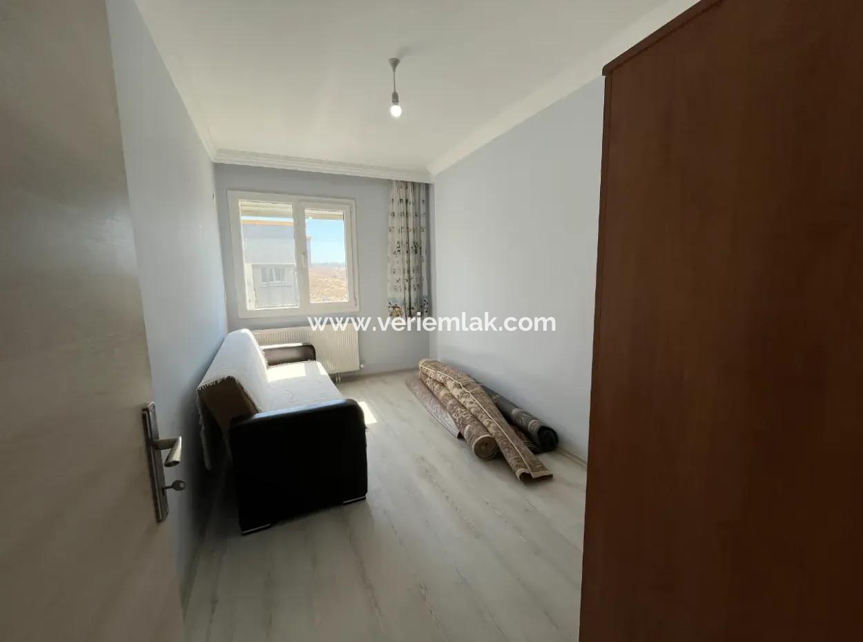 Seferihisar Çolak İbrahim Bey Mahallesi'nde Kiralık 2+1 Daire – Konforlu Ve Merkezi Yaşam!