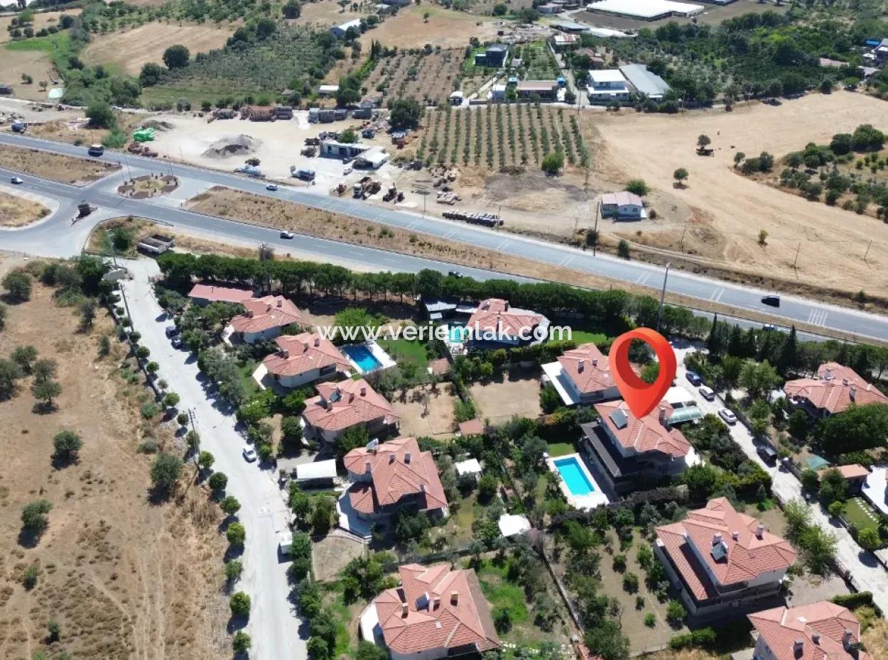 Seferihisar Ulamış Turunçevler Sitesi'nde Tam Müstakil Havuzlu Eşyalı Kiralık Villa
