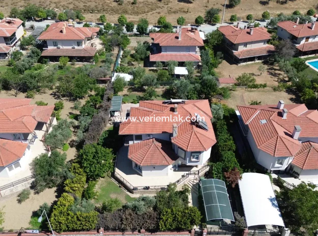 Seferihisar Ulamış Turunçevler Sitesi'nde Tam Müstakil Havuzlu Eşyalı Kiralık Villa