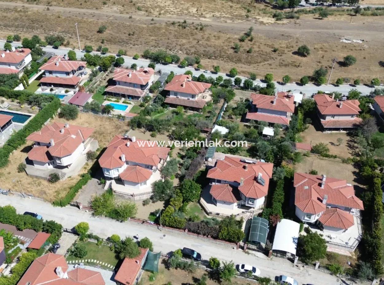 Seferihisar Ulamış Turunçevler Sitesi'nde Tam Müstakil Havuzlu Eşyalı Kiralık Villa